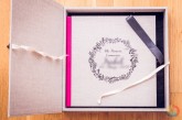 Album de ComuniÃ³n Caja Lazo Lino Fucsia