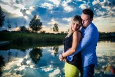 preboda con el cielo reflejado en el agua