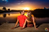 Sentados mirando el atardecer, preboda
