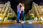 Novios mirandose en el Paseo de la Independencia