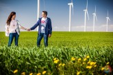 Preboda en un campo con Aerogeneradores