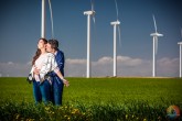 Preboda en un campo con Aerogeneradores