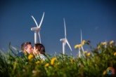 Preboda en un campo con Aerogeneradores