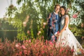 Postboda de unos Novios en un campo de Flores