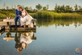Novios reflejados en un estanque de Agua