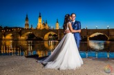 Novios el dÃ­a de la Boda en un Atardecer en el Ebro y el Pilar