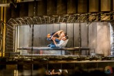 Novios sentados en el hueco de una escalera antigua - Valladolid