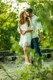 Novios besÃ¡ndose en el campo - Valladolid