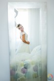 Novia preparÃ¡ndose para su boda, mirÃ¡ndose al espejo