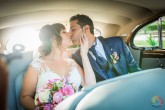 Novios BesÃ¡ndose en el Coche el dÃ­a de la Boda