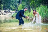 Novios salpicandose en el Rio