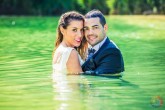 Postboda en un Rio, los novios en el agua