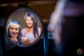 Novia y su hermana mirÃ¡ndose al espejo el dÃ­a de la Boda