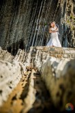 Novios con los estratos de rocas al fondo