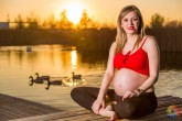 Fotos de Embarazo al Atardecer con Patos