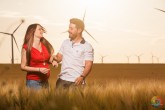 Fotos de Embarazo en un Campo con Aerogeneradores