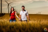 Fotos de Embarazo en un Campo con Aerogeneradores