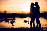 Foto de Pareja al atardecer con Cisnes