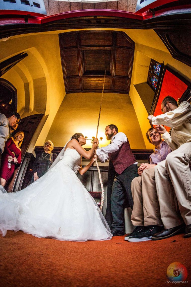 Novios tirando de una campana en una Iglesia