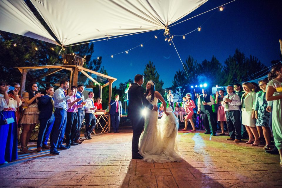 Celebración de boda al aire libre durante la noche.