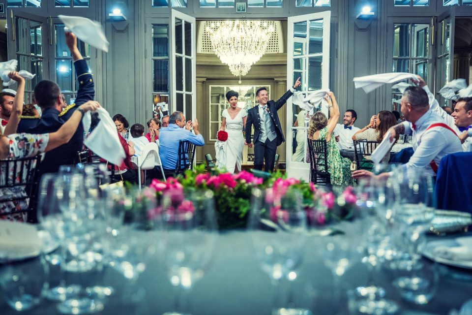Celebración de boda en el interior de un hotel.