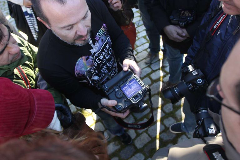 Alumnos revisando una fotografía durante un curso con Santiago Amo