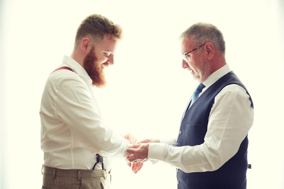 Dos hombres, uno joven con barba y otro mayor con gafas y chaleco.