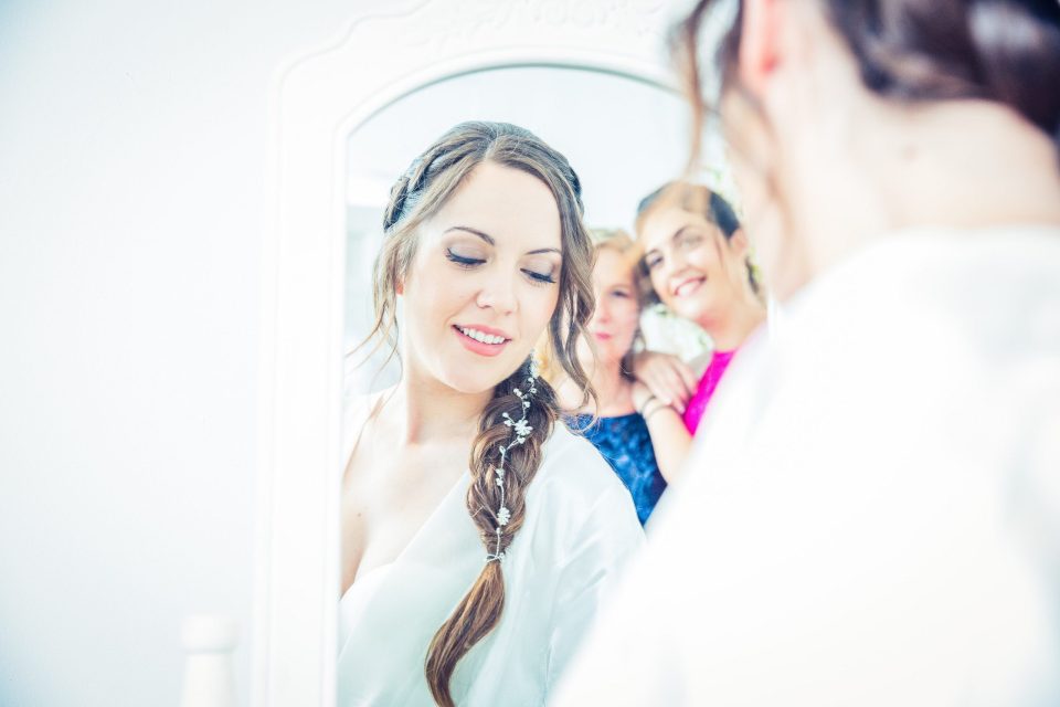 Escena de preparativos de boda en el interior de una casa, iluminada con luz natural.