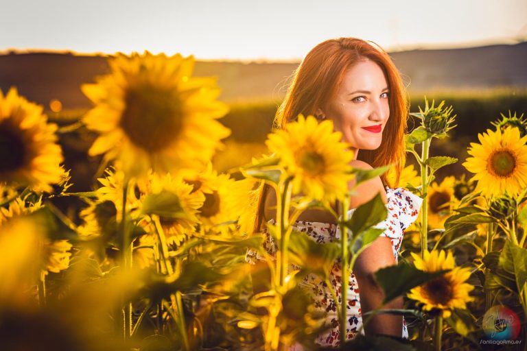 Foto de modelo en un campo de girasoles