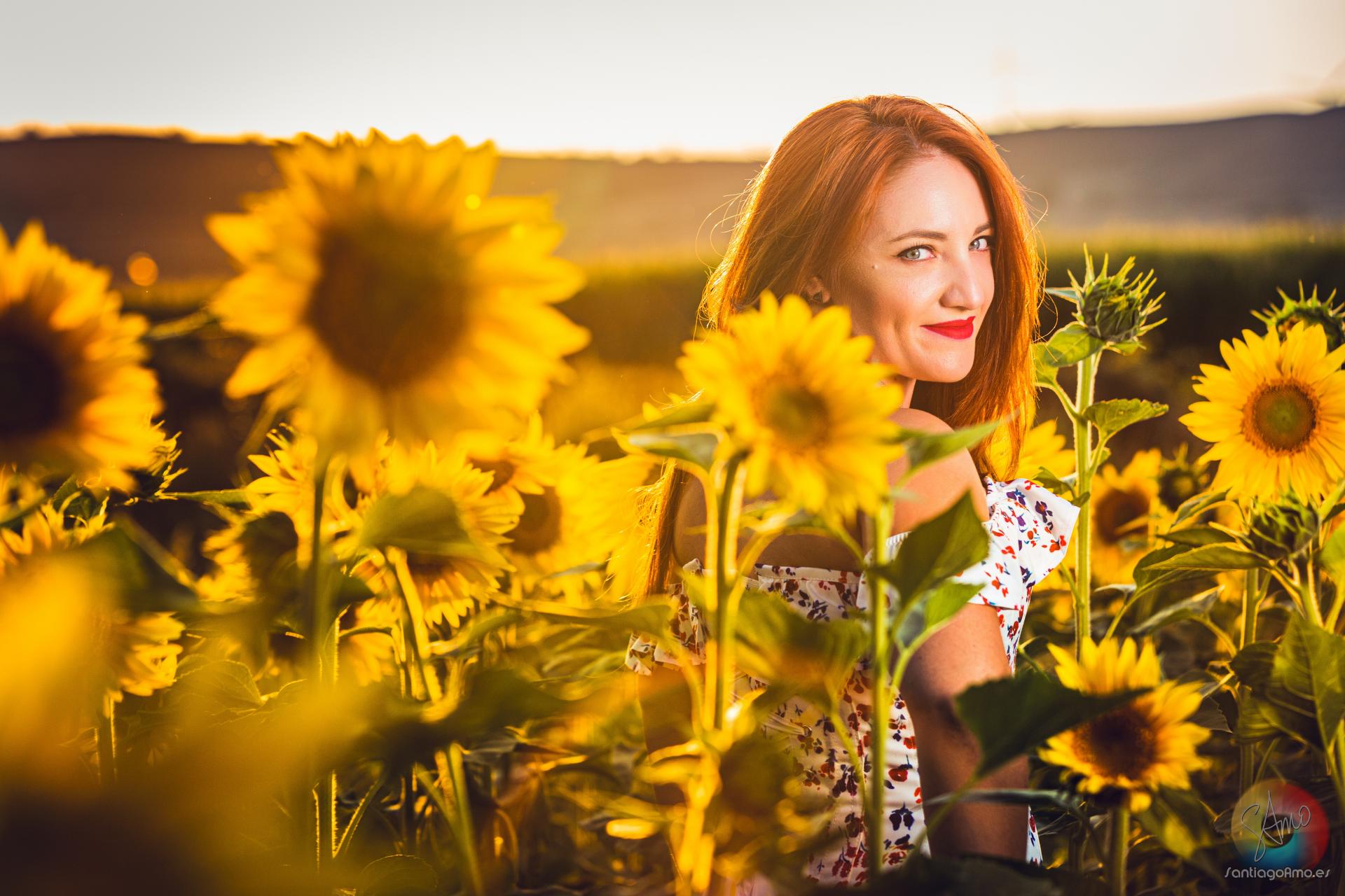 Foto de modelo en un campo de girasoles