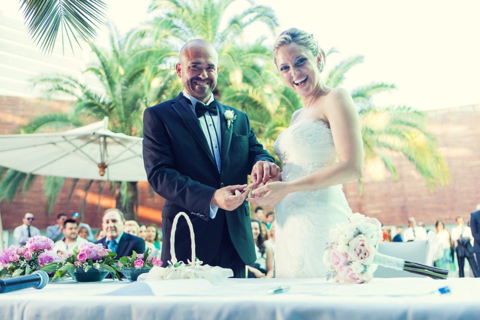 Fotografía de una ceremonia de boda al aire libre en una finca, iluminada con luz natural.