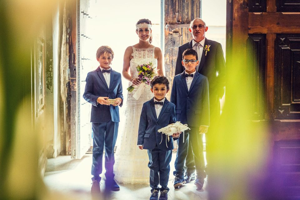 Fotografía de una ceremonia de boda en el interior de una iglesia.