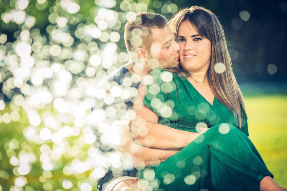 Fotografía de una pareja sentada en un parque.