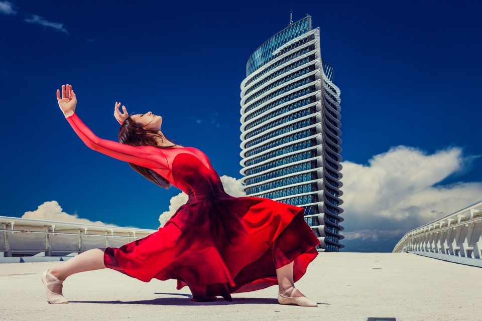Fotografía editorial de glamour en un espacio urbano abierto.