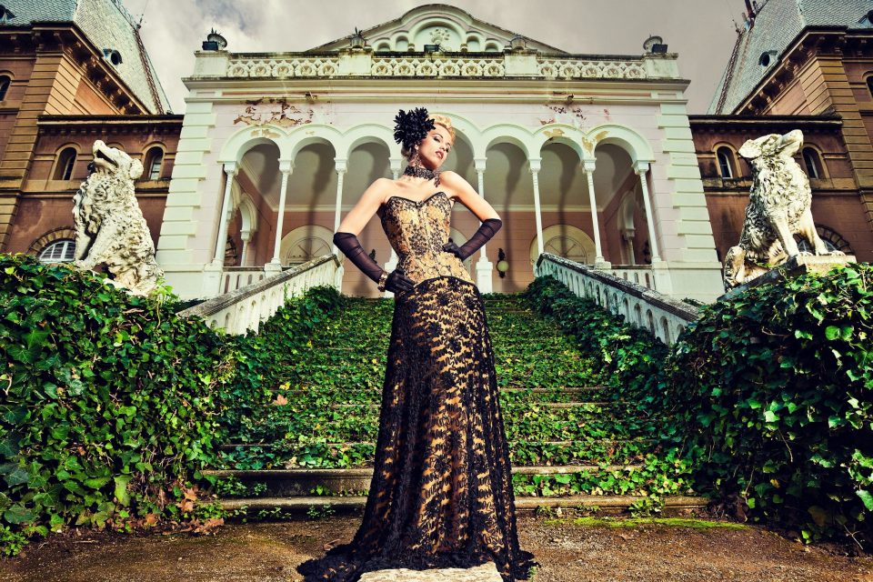 Fotografía editorial de glamour en un parque.