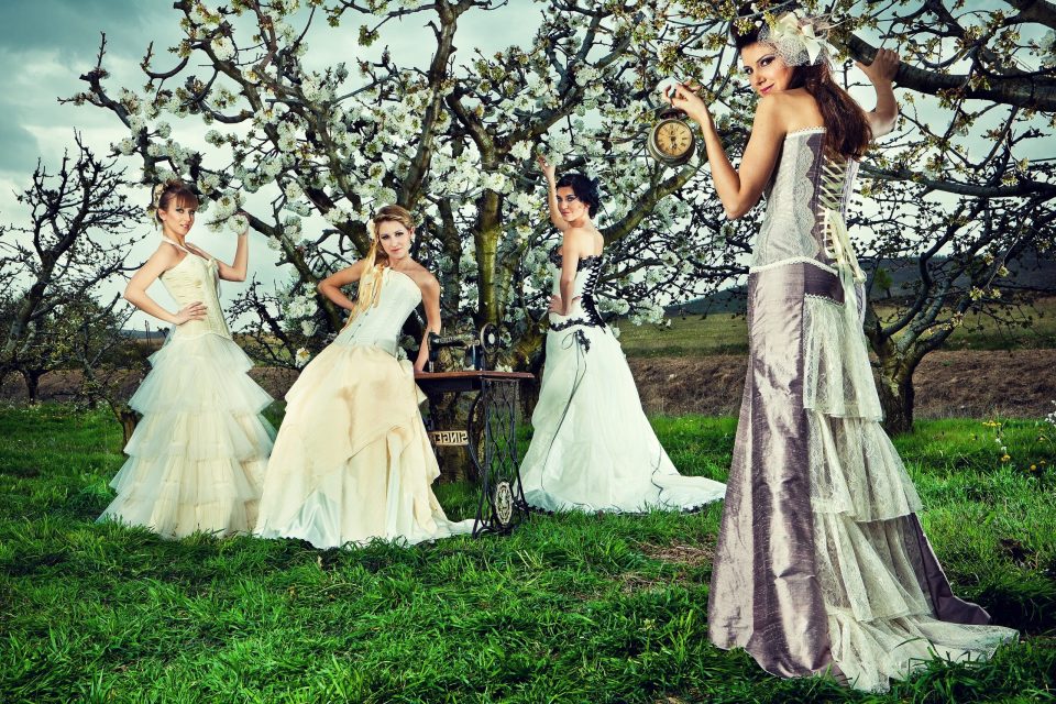 Fotografía editorial de glamour en un prado bajo un árbol frutal en flor.