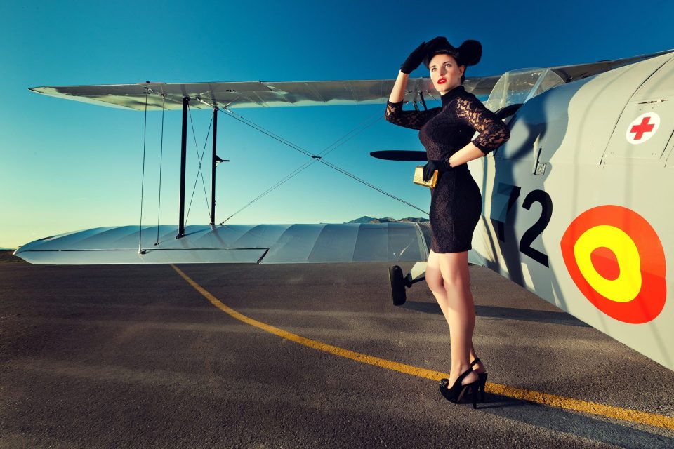 Fotografía editorial de glamour realizada en exterior.