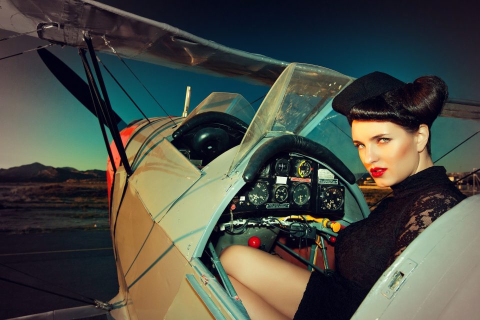 Fotografía editorial de glamour tomada en el exterior: una modelo con peinado recogido.
