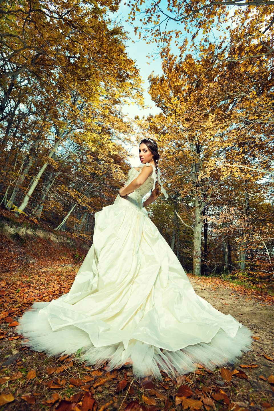 Fotografía editorial de una modelo con un amplio vestido blanco de inspiración nupcial.