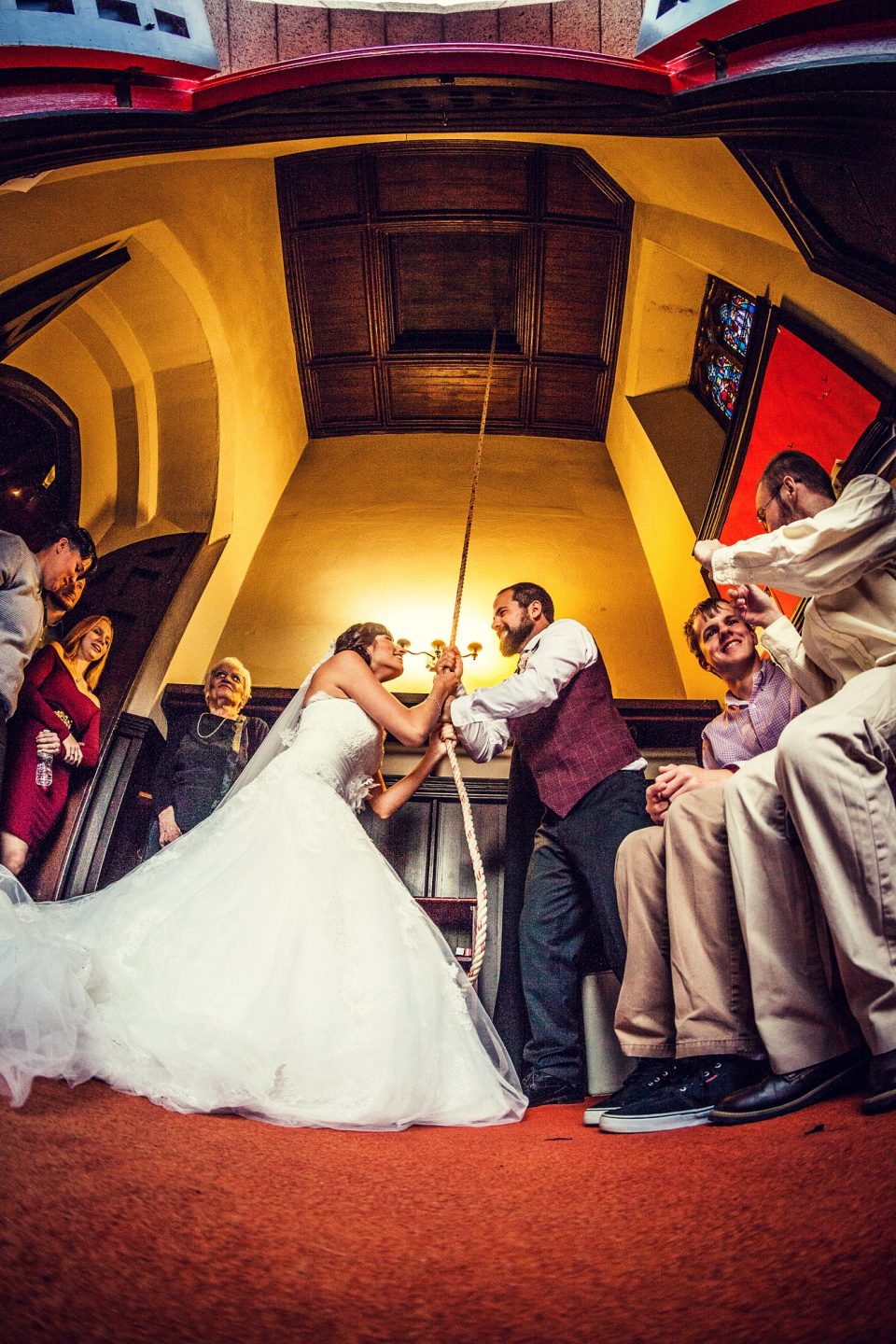 Fotografía en contrapicado dentro de una iglesia durante una ceremonia de boda.