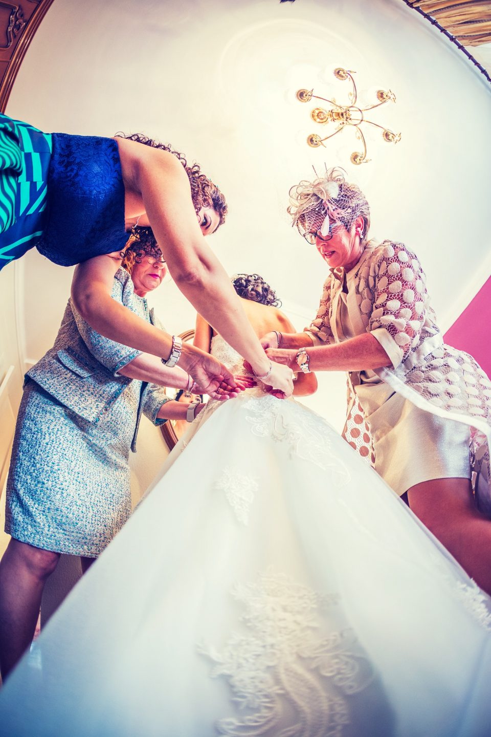 Fotografía tomada desde un ángulo bajo durante los preparativos de una boda en una casa.