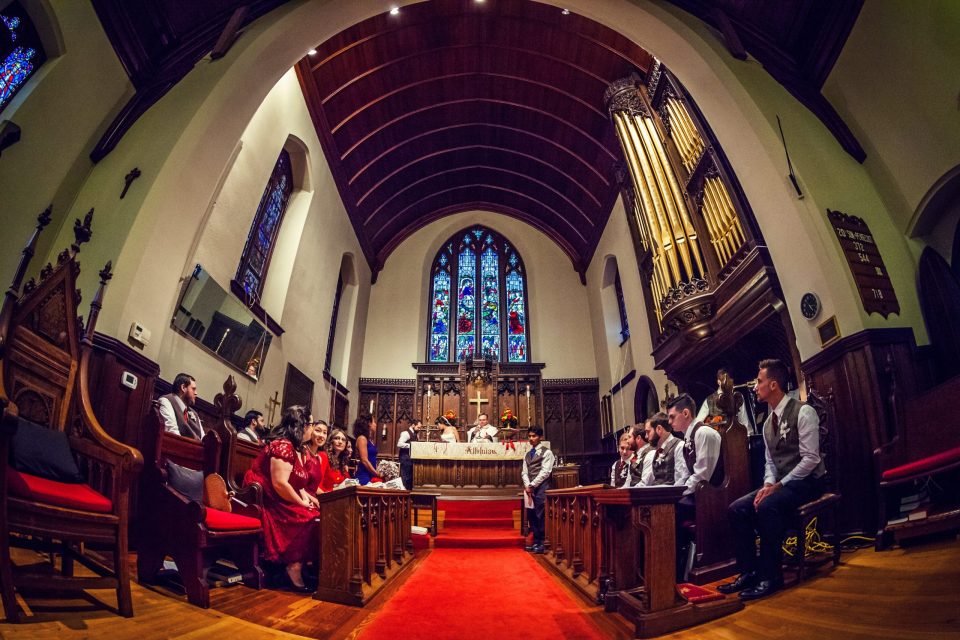 Interior de una iglesia durante una ceremonia de boda.