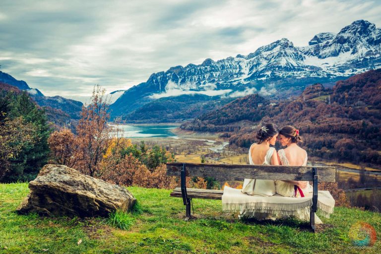 Pareja de Novias mirando las Vistas del Valle de Tena