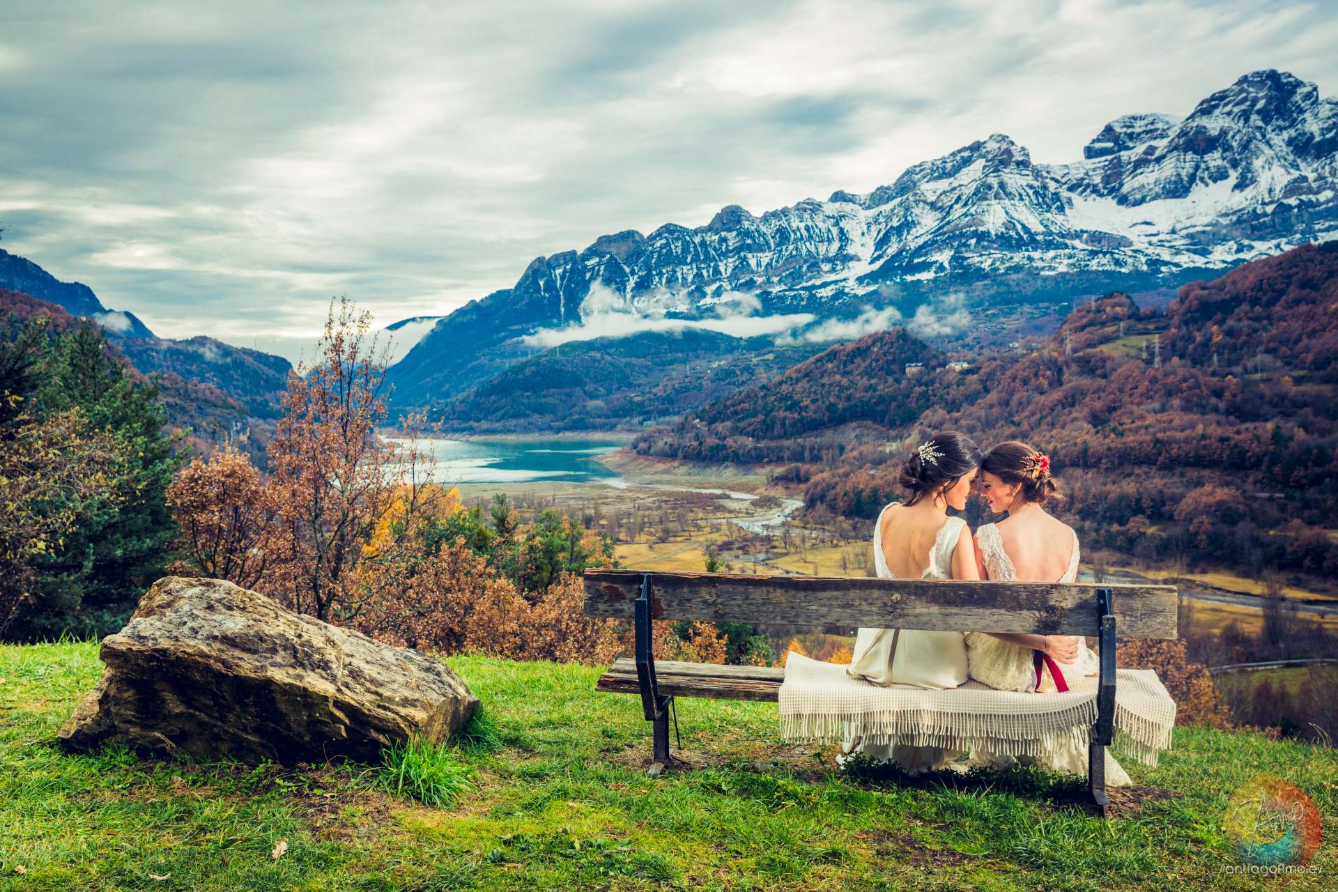 Pareja de Novias mirando las Vistas del Valle de Tena