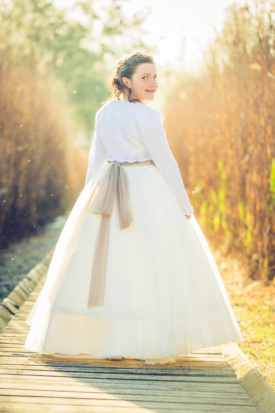 Retrato de una niña con vestido blanco de comunión.