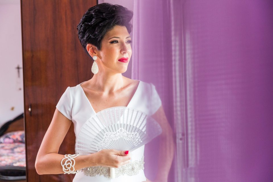 Retrato de una novia durante los preparativos de boda en el interior de una casa.