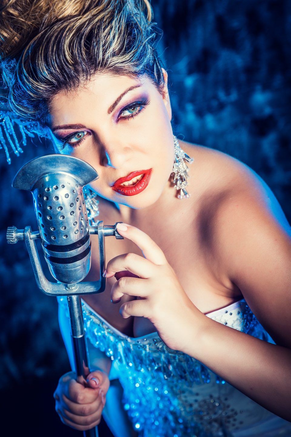 Retrato editorial de belleza en estudio con iluminación creativa azul.