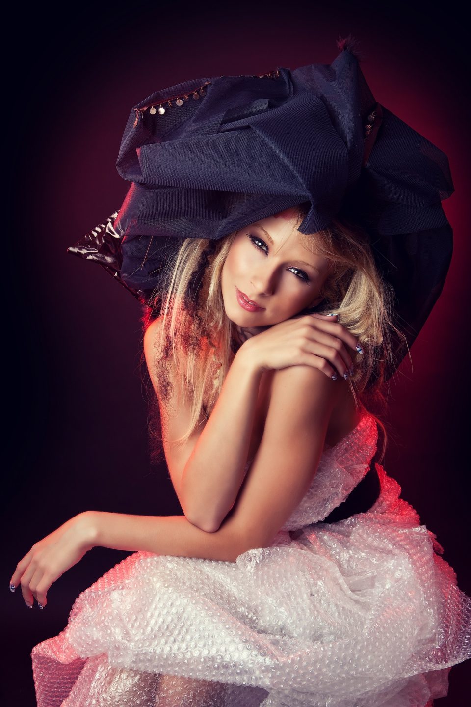 Retrato editorial de fantasía en estudio.