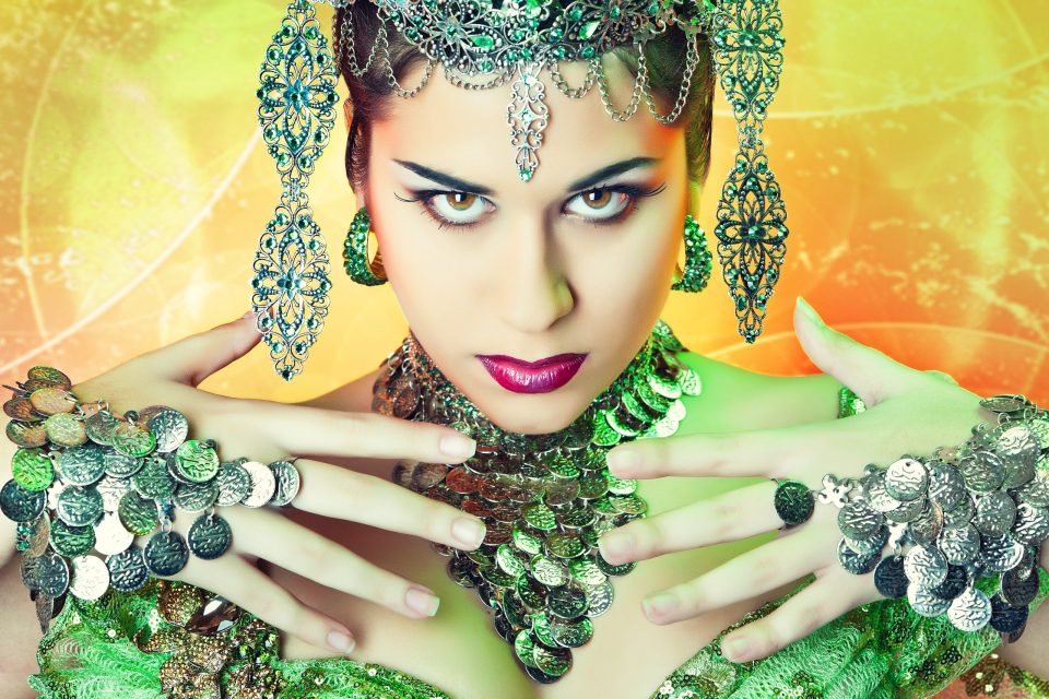 Retrato editorial de fantasía en primer plano: una modelo con maquillaje marcado.