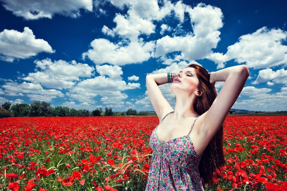 Retrato en exterior de una mujer con vestido floral y pulseras de colores.